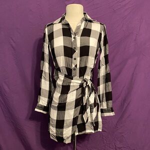 Design Lab Lord & Taylor Asymmetrical Black and White Checkered Shirt. S/P.